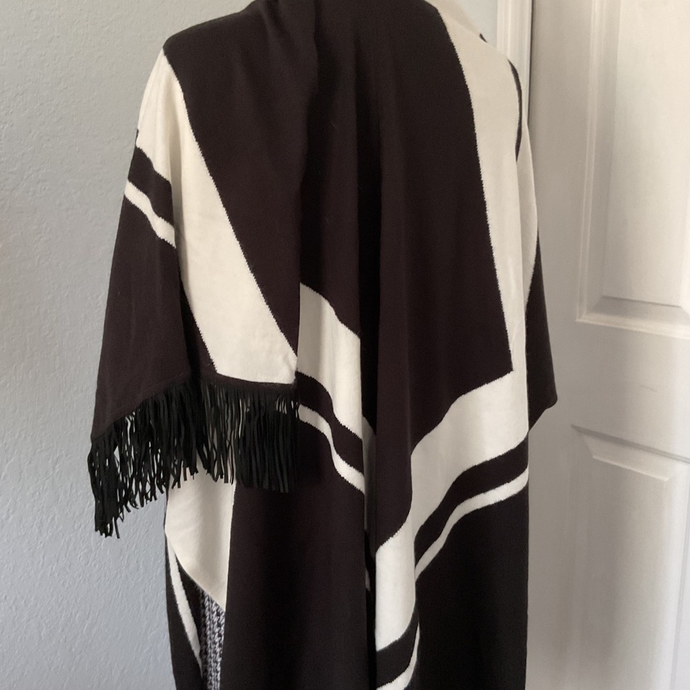 Beautiful Black and White Color Block Wrap - Picture 3 of 5